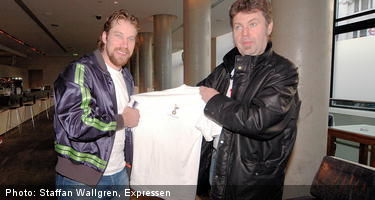 THSS kass�r Peter J Borg �verl�mnar medlemspaket och en provisorisk THSS-tr�ja