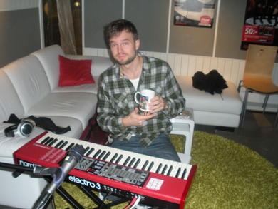 Martin Hall som spelar keyboard