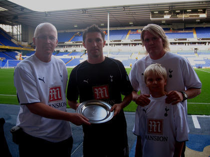 Robbie Keane tog emot priset i samband med ligamatchen mot Sheffield United 22 augusti 2006