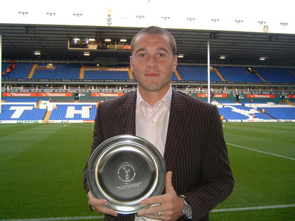 Paul Robinson tar emot priset f�re derbyt mot Fulham 27 september 2005