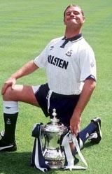 Paul Gascoigne poserar stolt med FA-cupbucklan 1991