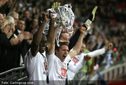 Robbie Keane och Ledley King h�jer pokalen