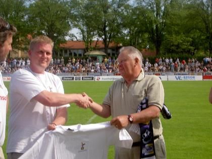THSS vice ordf�rande Mikael Str�m h�lsar Lars-Gunnar Bj�rklund v�lkommen till THSS