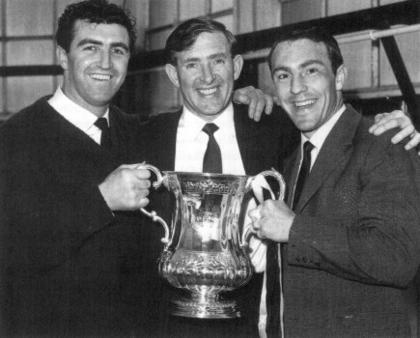 Bobby Smith, Danny Blanchflower och Jimmy Greaves visar stolt upp FA-cupbucklan 1962