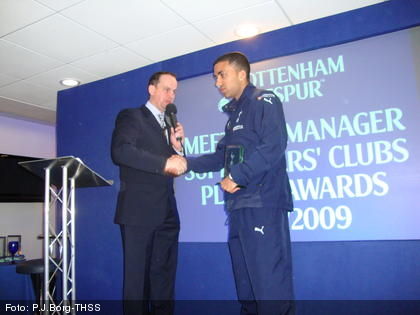 Aaron Lennon tog 2009 emot priset av THSS representanter inne p� White Hart Lane
