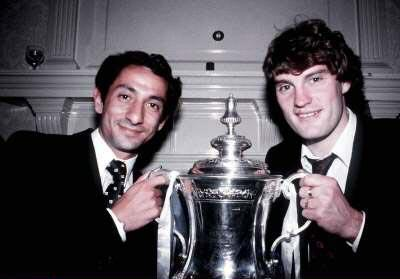 Ossie Ardiles och Glenn Hoddle med FA-cupbucklan 1981